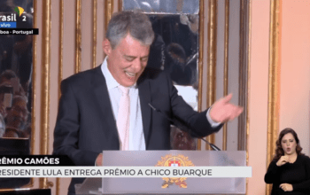 De Chico Buarque a Bolsonaro: “O ex-presidente teve a rara fineza de não sujar o diploma do meu Prêmio Camões“