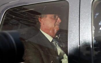Ex-presidente Bolsonaro chega à sede da PF para depor sobre atos terroristas de 8 de janeiro
