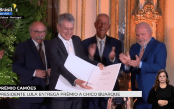 Lula entrega Prêmio Camões a Chico Buarque em cerimônia emocionante