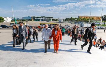 ‘A democracia não suporta grades’, diz Lula após retirar proteção no Planalto