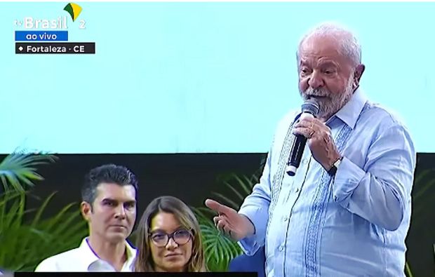 "Bolsonaro está com rabinho preso e até o cartão de vacina ele falsificou", detona Lula (vídeo)