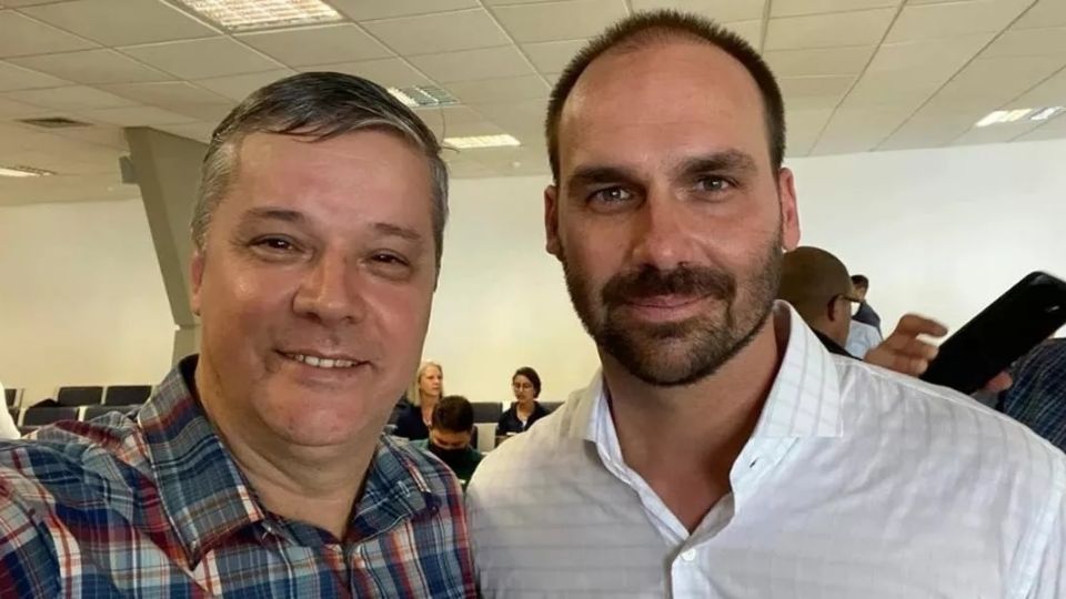 Eduardo Bolsonaro é sócio de empresa nos EUA que dissemina fake news e apoiou o 8 de janeiro