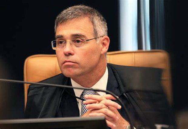 Ministro André Mendonça mantém condenação de mãe que furtou fraldas mas alivia para golpistas do 8/1