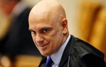 Moraes retira sigilo de operação contra Bolsonaro por fraudar cartão de vacina
