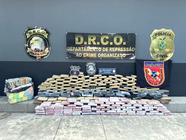Pacotes de maconha boiando no Rio Negro próximo a Novo Airão são recolhidos pela DRCO