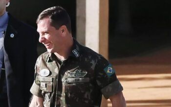 PF encontra certificados de diamantes sauditas na casa de Mauro Cid, ex-braço-direito de Bolsonaro