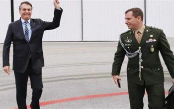 PF diz que Jair Bolsonaro e seu ajudante de ordens, Mauro Cid, tinham "plena ciência" da adulteração nos cartões de vacinação do ex-presidente, sua filha Laura e pessoas de seu entorno.