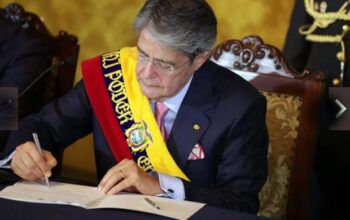 Presidente do Equador dissolve Parlamento e convoca novas eleições