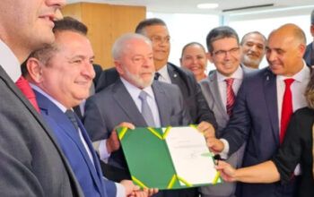 Lula assina projeto com reajuste de 18% para policiais e bombeiros do DF