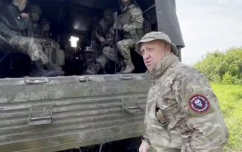 Yevgeny Prigozhin ordena que seus combatentes recuem para evitar 'derramamento de sangue'