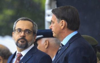 Bolsonaro é chamado de ' cafetão' e desafiado para duelo por Weintraub