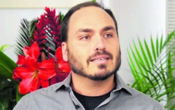 Carlos Bolsonaro ataca presidente do próprio partido: “Essa raça”