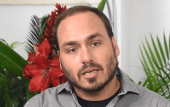 Carlos Bolsonaro perde o porte de arma após a Polícia Federal negar renovação