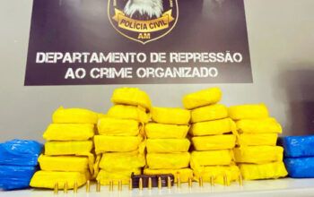 Dois traficantes são presos no Rio Amazonas com 56 tabletes de cocaína para, armas e munições