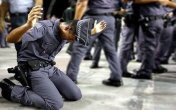 Grupo de 700 igrejas vende bíblias com símbolo da PM-SP e dá seminário em quartéis