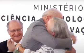 Lula concede medalha a cientistas amazonenses vetados por Bolsonaro