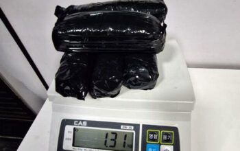 Policiais apreendem 1,3 kg de pasta base de cocaína em embarcação nas proximidades de Coari