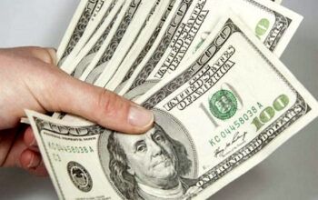 Ibovespa cai pela 13ª sessão seguida e renova recorde de sequência negativa; dólar se mantém em R$ 4,98