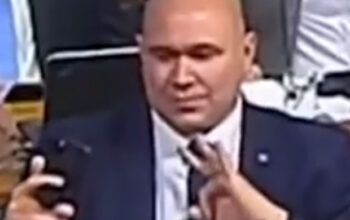 Deputado bolsonarista Abílio Brunini faz gesto supremacista na CPMI