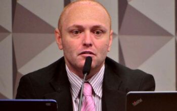 BOMBA - Hacker da Vaza Jato diz que Bolsonaro pediu a ele que assumisse grampo no telefone de Moraes