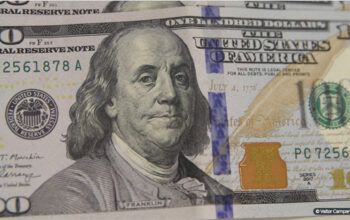 Dólar fecha acima de R$ 4,90 com dados da economia chinesa