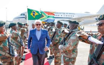 Em Angola, Lula diz que 8 de janeiro 'foi tentativa de golpe do ex-presidente'