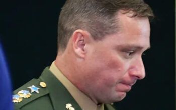 Mauro Cid deixa a sede da Polícia Federal em Brasília após 12 horas de depoimento