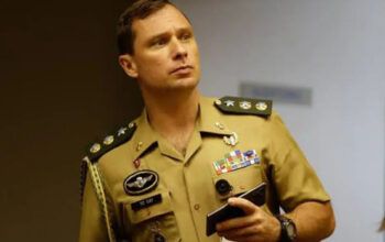 Mauro Cid tentou vender Rolex dado a Bolsonaro em viagem oficial, revelam e-mails