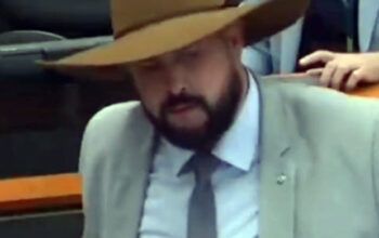 Zé Trovão se irrita com José Rainha, perde o controle e desconta no microfone