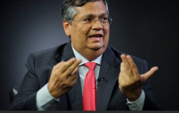 Flávio Dino diz que PF vai apurar após fake news de Alexandre Garcia: 'inventar fatos não é crítica