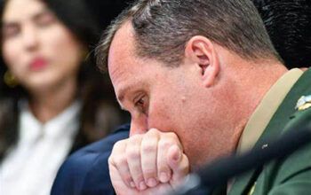 Mauro Cid deixa presídio em Brasília após homologação de delação premiada e coloca tornozeleira eletrônica