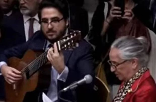 Vídeo: Maria Bethânia canta o Hino Nacional na posse de Barroso no STF
