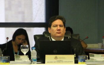 Vídeo - Ari Moutinho é retratado como covarde e canalha no Dia Nacional de Luta Contra a Violência à Mulher