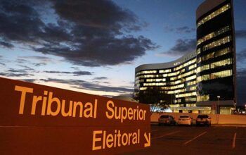 Com placar de 2 a 1 pela condenação, TSE suspende julgamento de Bolsonaro por abuso de poder político