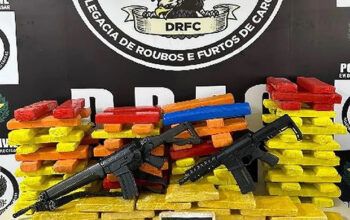 Policiais apreendem armas e droga do Comando Vermelho e vendem a grupo rival, diz PF