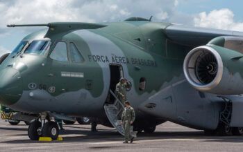 Primeiro avião com repatriados de Israel chega ao Brasil nesta quarta-feira