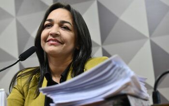 Relatora da CPI do 8/1 rebate Bolsonaro após ser chamada de “desqualificada”: “Medo de ser preso”