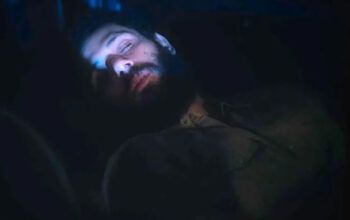 Terra e Paixão: Após ouvir um disparo de arma de fogo, Caio encontra Ramiro no chão desacordado e se desespera