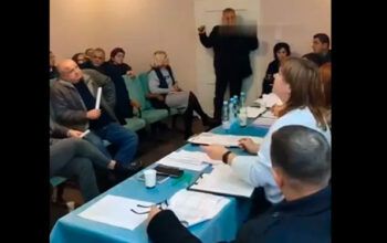 Deputado ucraniano do partido de Zelensky detona granadas durante reunião (vídeo)