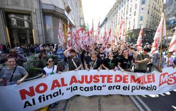 Protestos na Argentina têm momentos de tensão e dois detidos