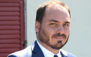 Carlos Bolsonaro é alvo de operação da Polícia Federal