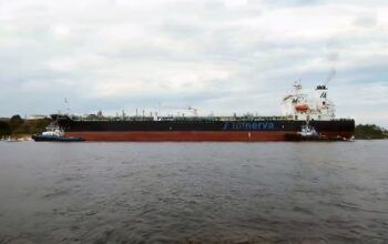 Navio-petroleiro Minerva Rita volta a Manaus após 23 dias encalhado no leito do rio Amazonas