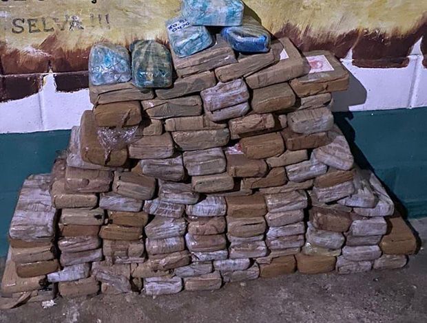 Pelotão de fronteira vinculado ao CMA apreende 110 kg de maconha em embarcação no Rio Japurá