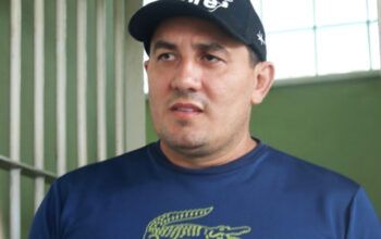 Prefeito de Borba se entrega à PF; é acusado de manipular testemunhas em investigação sobre desvio de recursos da merenda escolar