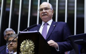 “Cabe à política resolver as crises políticas”, diz Fachin em discurso no Congresso