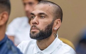 Daniel Alves é condenado a 4 anos e 6 meses por estupro na Espanha