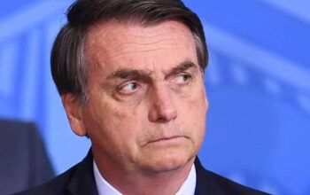 'Esta cadeira estar comigo é uma cagada', disse Bolsonaro em reunião com ministros