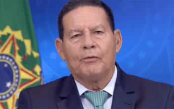 General Mourão tenta corrigir discurso e diz que “não incitou ruptura ou golpe”