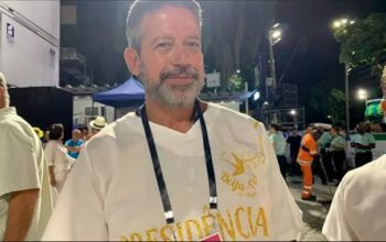 Lira desfila na Beija-Flor, que recebeu R$ 8 milhões em dinheiro público para homenagear Maceió