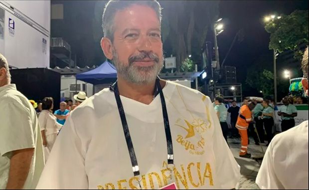 Lira desfila na Beija-Flor, que recebeu R$ 8 milhões em dinheiro público para homenagear Maceió